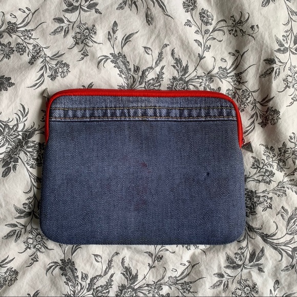 Guess IPAD Sleeve - Picture 2 of 3
